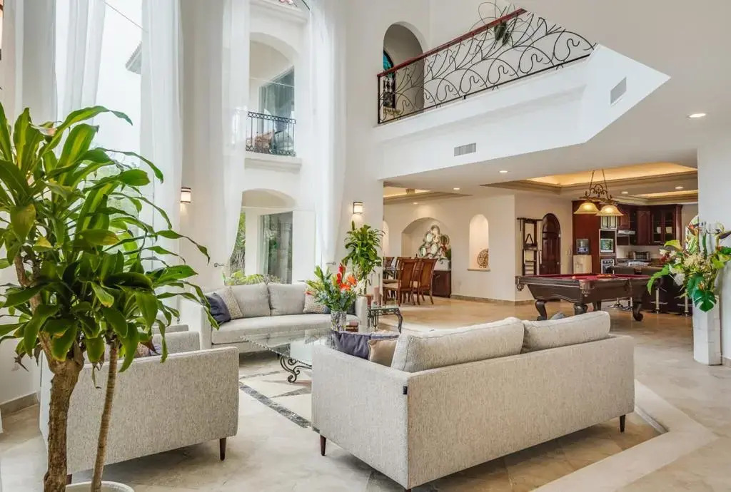 Lagoon & Beach Steps Away 5-bdrm Villa Elegancia