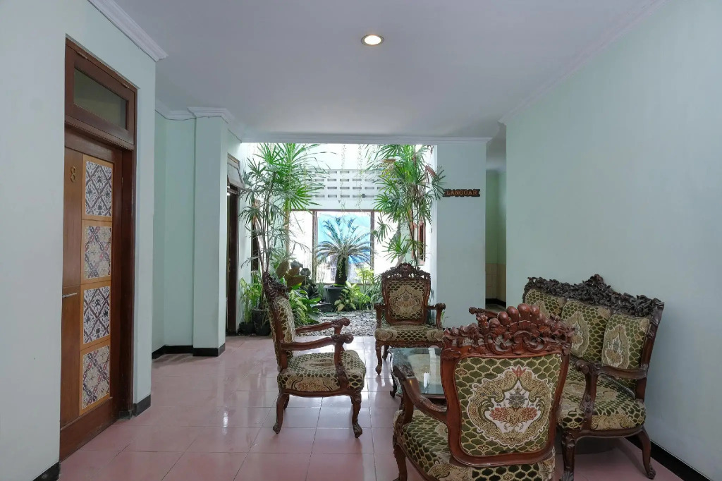 OYO 512 Ndalem Mantrijeron Hotel