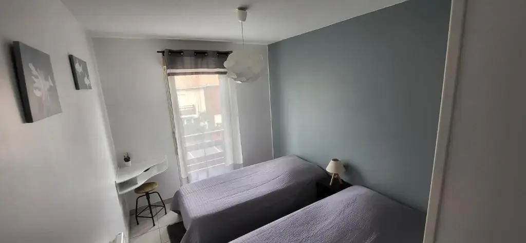 Appartement climatisé 2 chambres Balcon Parking privé couvert Centre Village