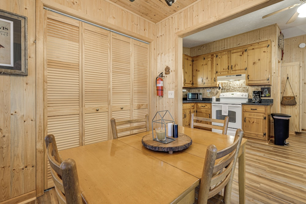 5 Mi to Helen: Woodsy Oasis w/ Hot Tub & Fire Pit!