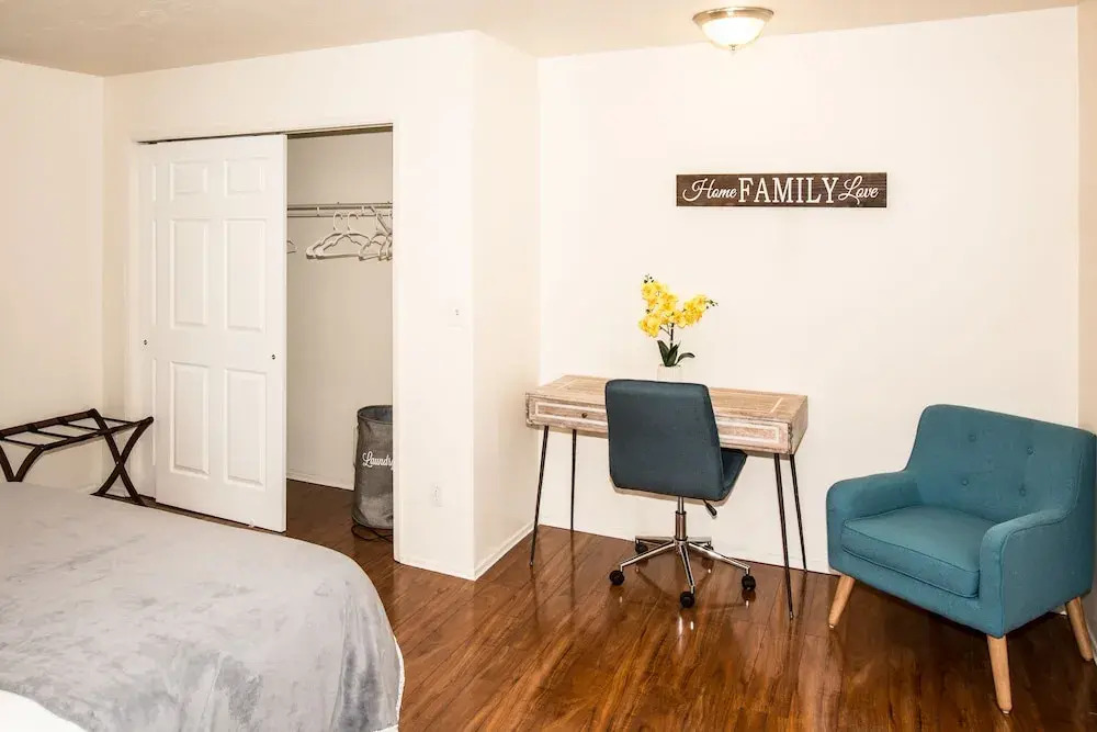Deplane At Blaine - 2 Seattle Apts - Sleeps 14