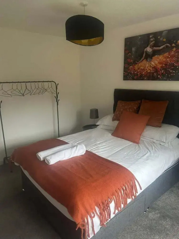 Spacious 2BR House With Sofa Bed & Parkin
