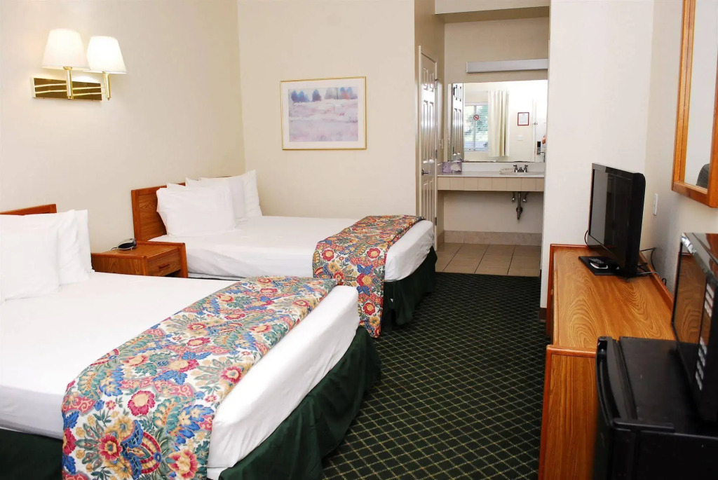 Bluffs Landing Lodge