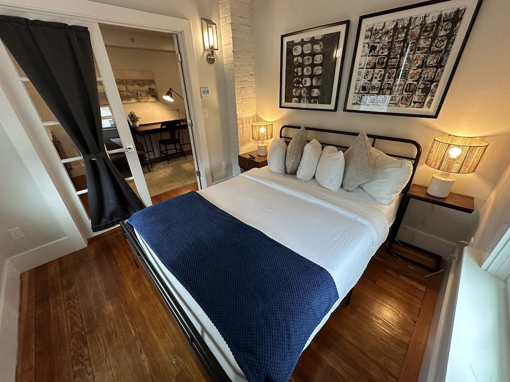 Large Three Room Suite 2 Bed/1 Bath In Downtown - Unit 4 2 Bedroom Home