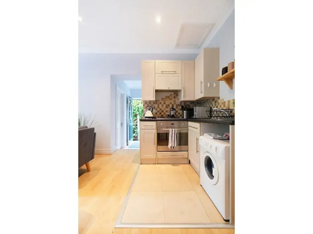 Modern 2 BR Flat in Bedford Park