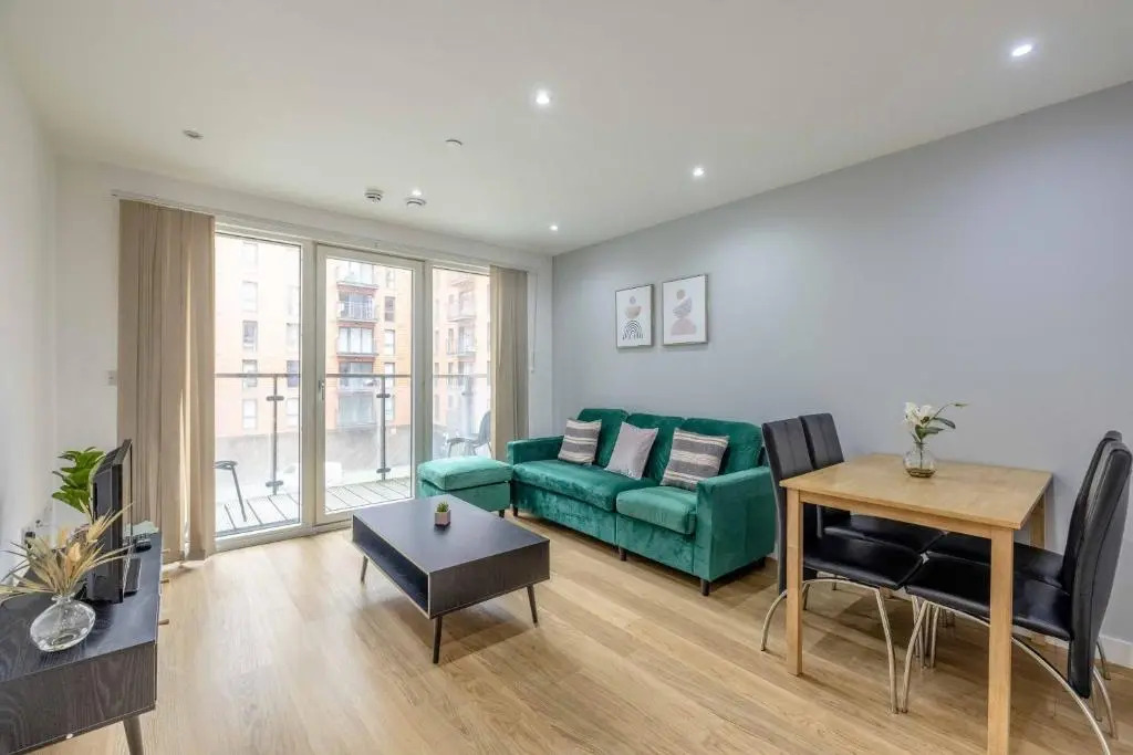 2 Bed at Slough Station & Parking - London in 20 Mins