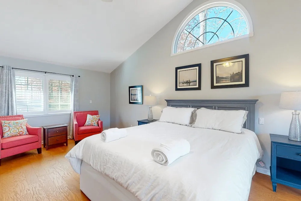 The Lake House on Sunset Point - Lakefront Home With Private Dock & Pool Table