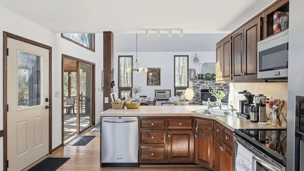 Escape the City by Avantstay Screened Sunroom + Stone Fireplace + Cathedral Ceilings Lake Naomi Club + Pocono Pines