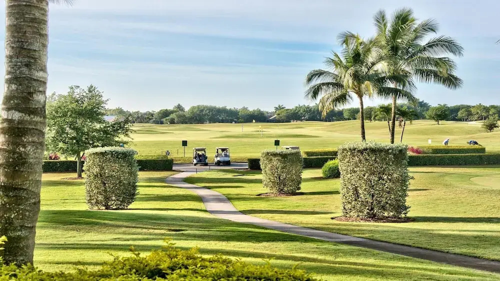 Catina Vacation Rental: Bright 2-BR Condo with Lake Views. Located in Lely Resort with Pool, Hot Tub, and Golf Access. Ideal for Golfers and Beachgoers, Minutes from Naples and Marco Island