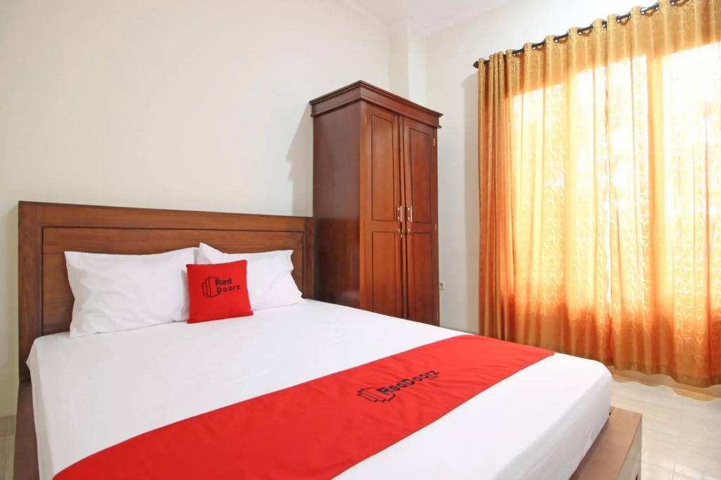 RedDoorz near UII Jakal