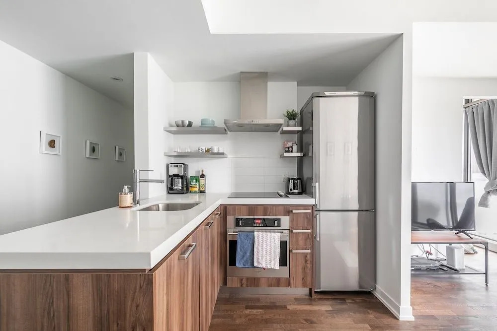 Stylish and Bright 1BR Condo King West