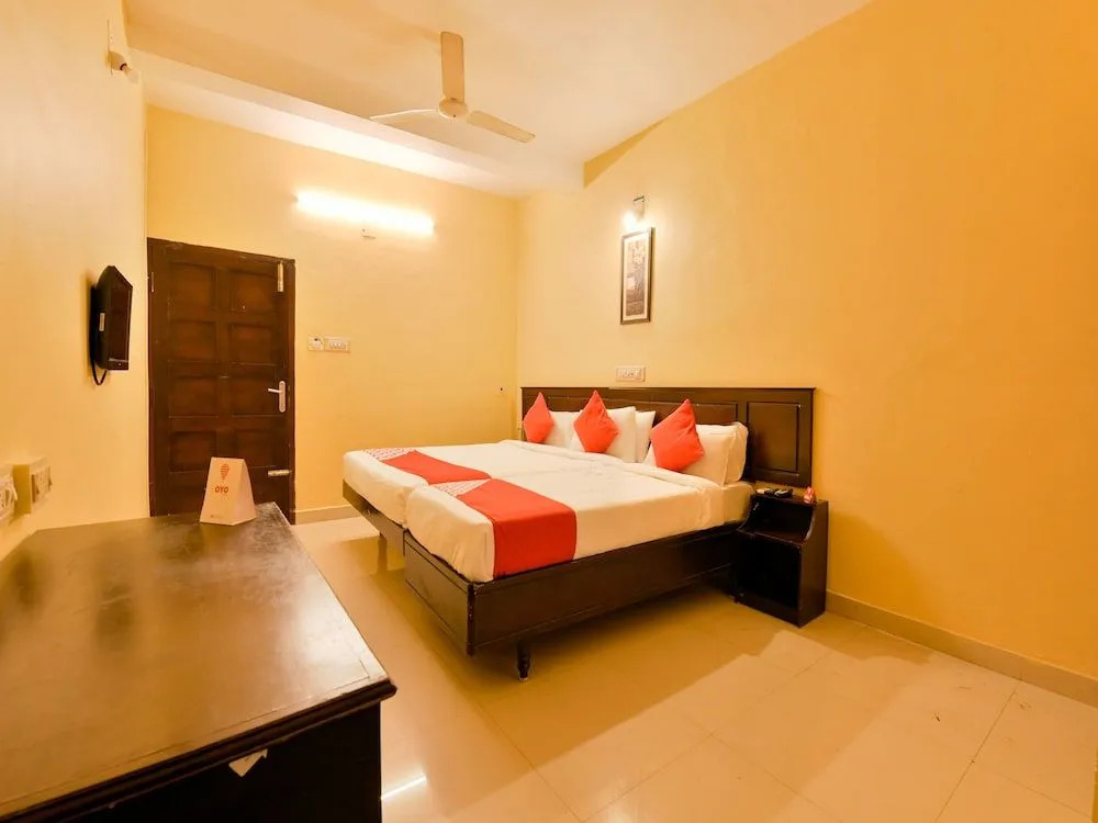 OYO 15099 New Queens Residency