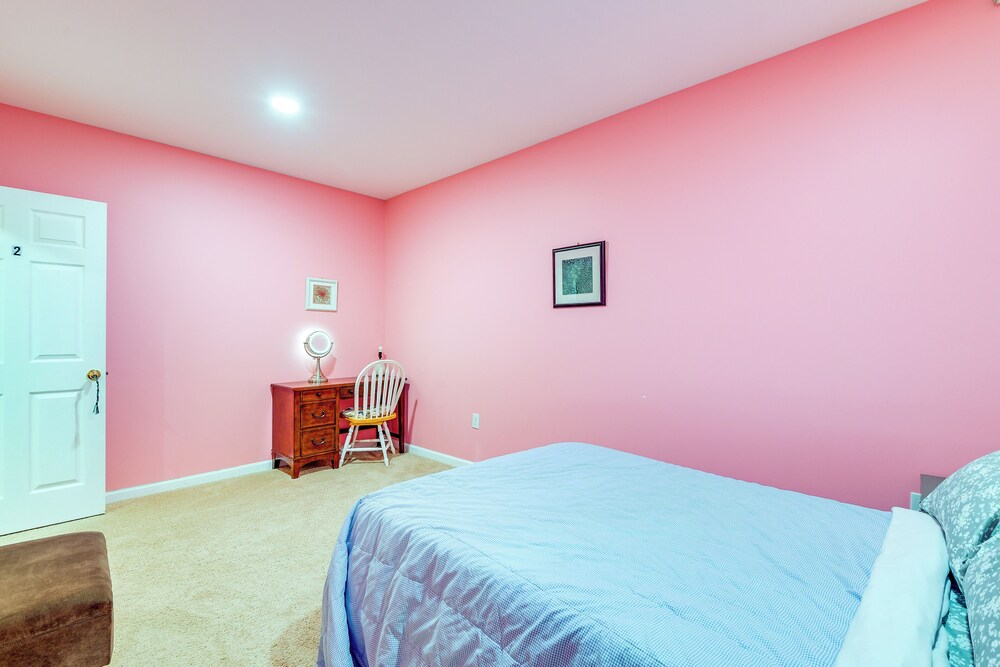 Pets Welcome! Cozy Family Apartment in Sterling