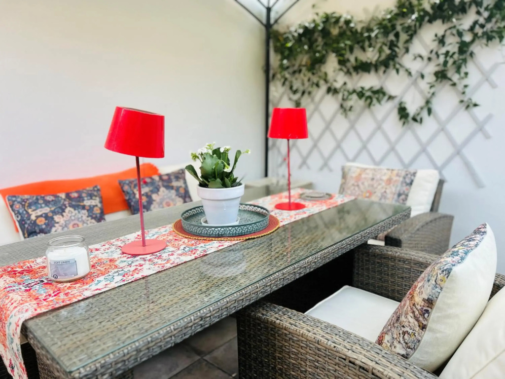 Self Catering Garden Apartment with a Private Garden and Shared Pool