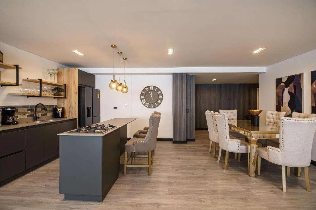 First Class Hotel