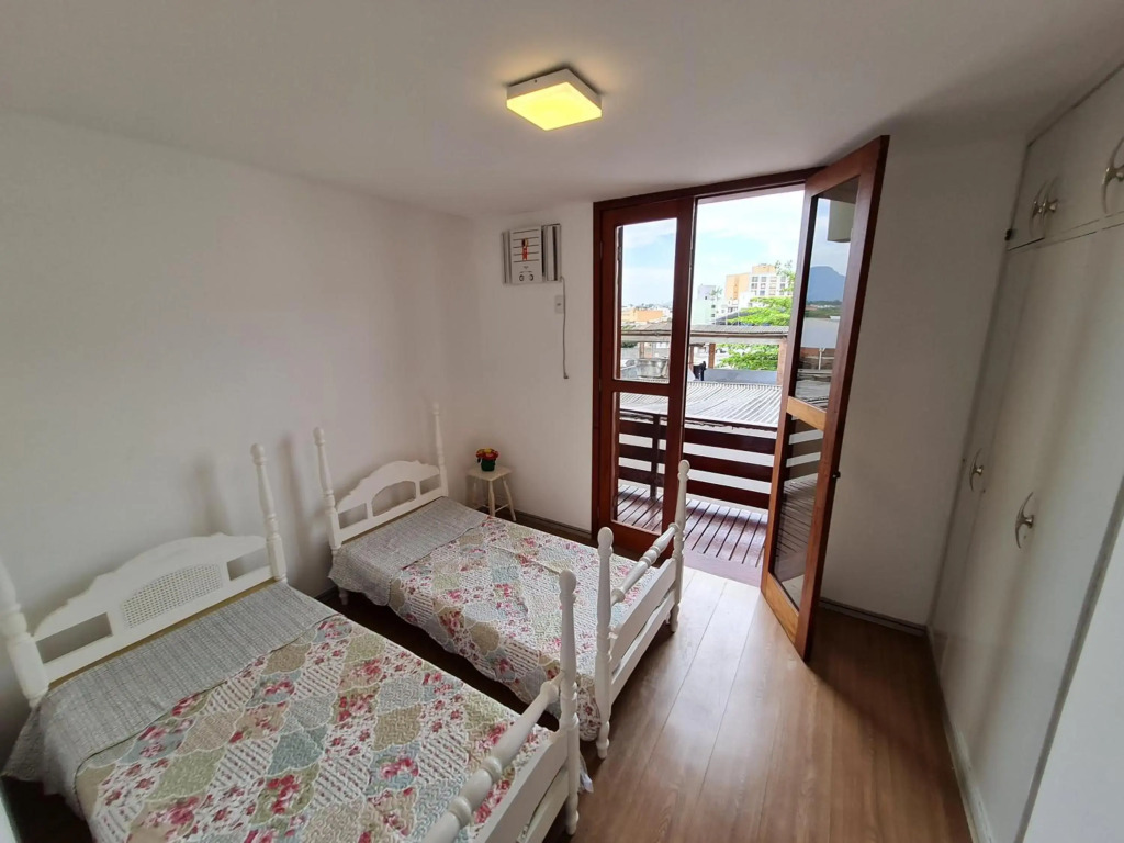 Casa Super Agradável, 250 metros da praia da Areia Preta, cinco quartos com ar, wifi, garagem, completa