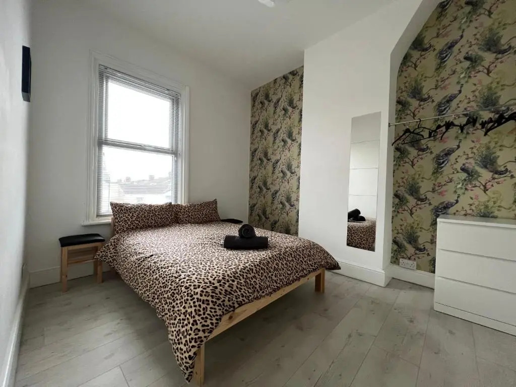 Safari Apartment, Free Parking, 10Min Walk To Blackpool tower, sleeps 12