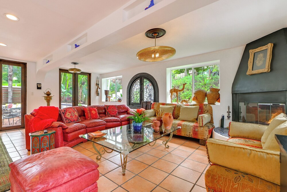 Gather & Unwind Outdoors, Stylish Vista Retreat!