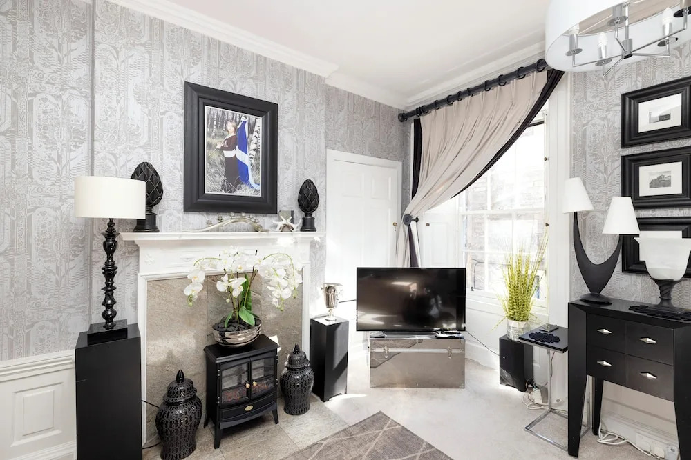 JOIVY Thistle Street Luxury Apt in the Heart of the City