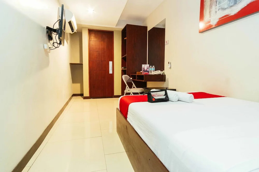 RedDoorz @ Chino Roces Makati