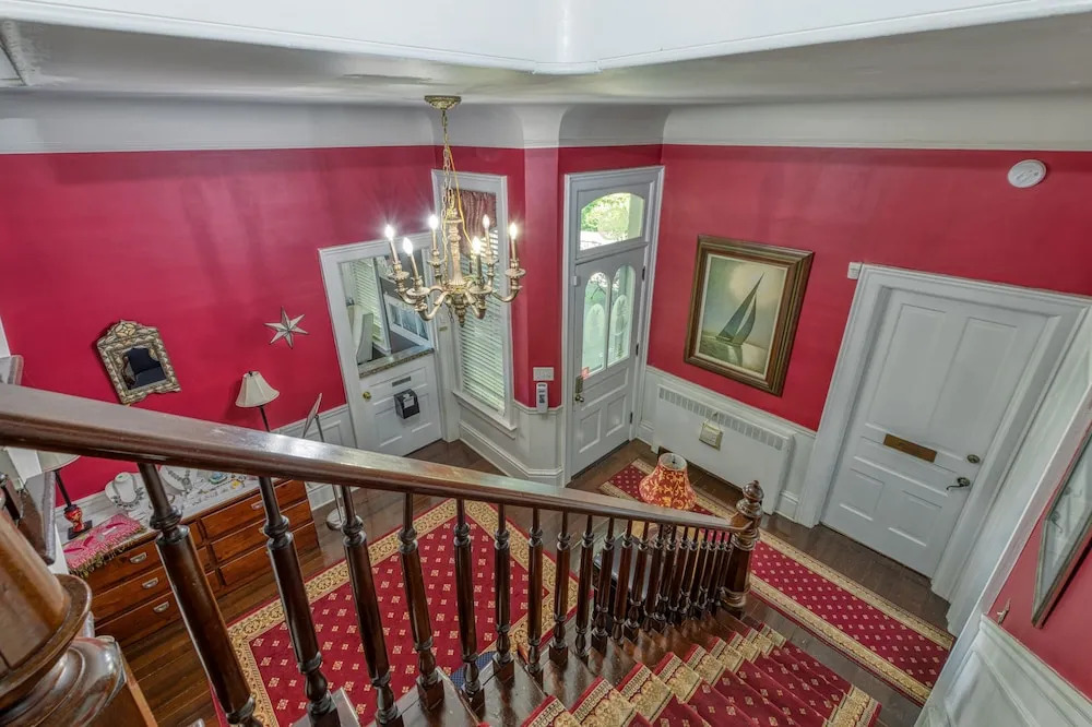 Monroe Manor Inn