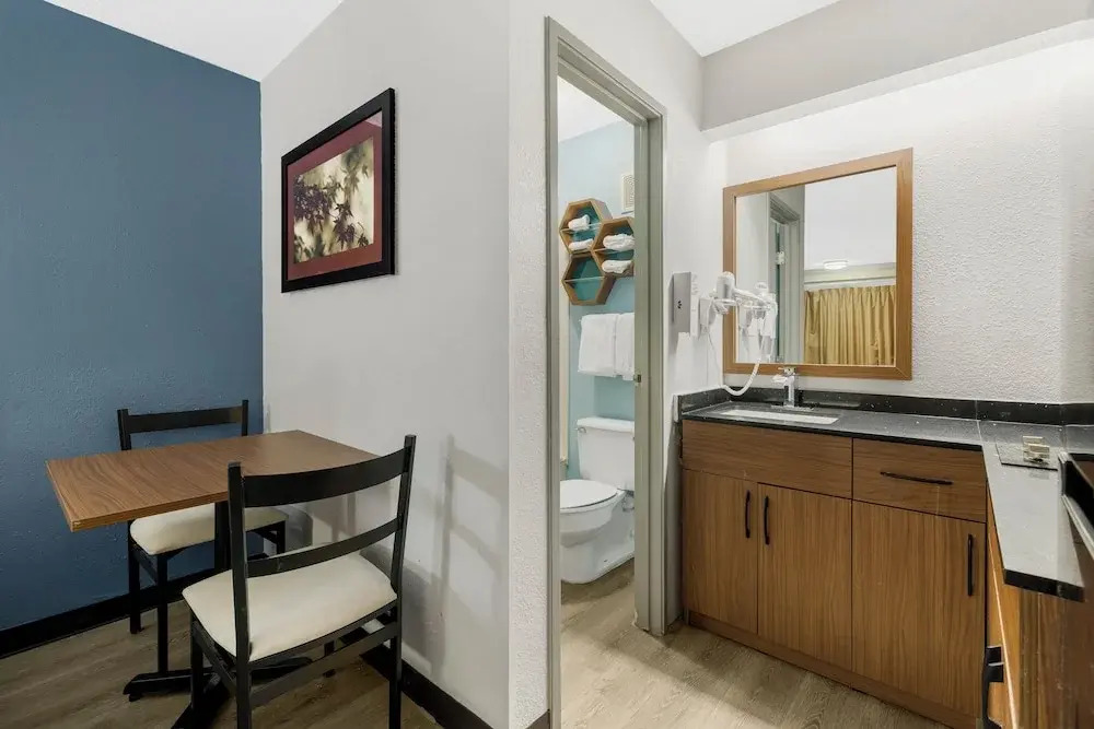 HomeTowne Studios by Red Roof Buffalo - Niagara Airport