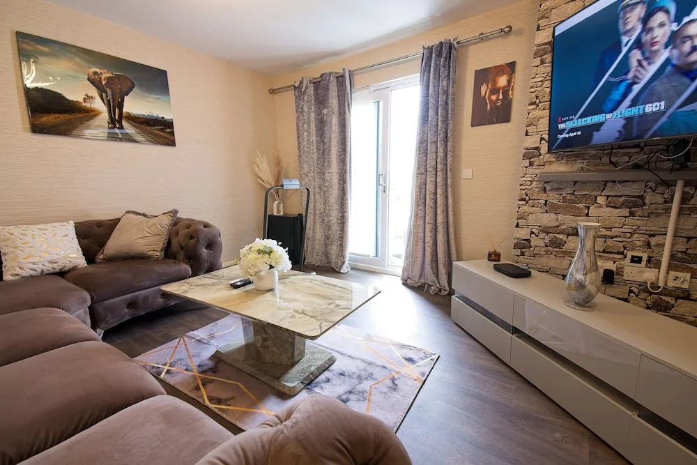 Manchester Retreat - Modern 2BR Apartment