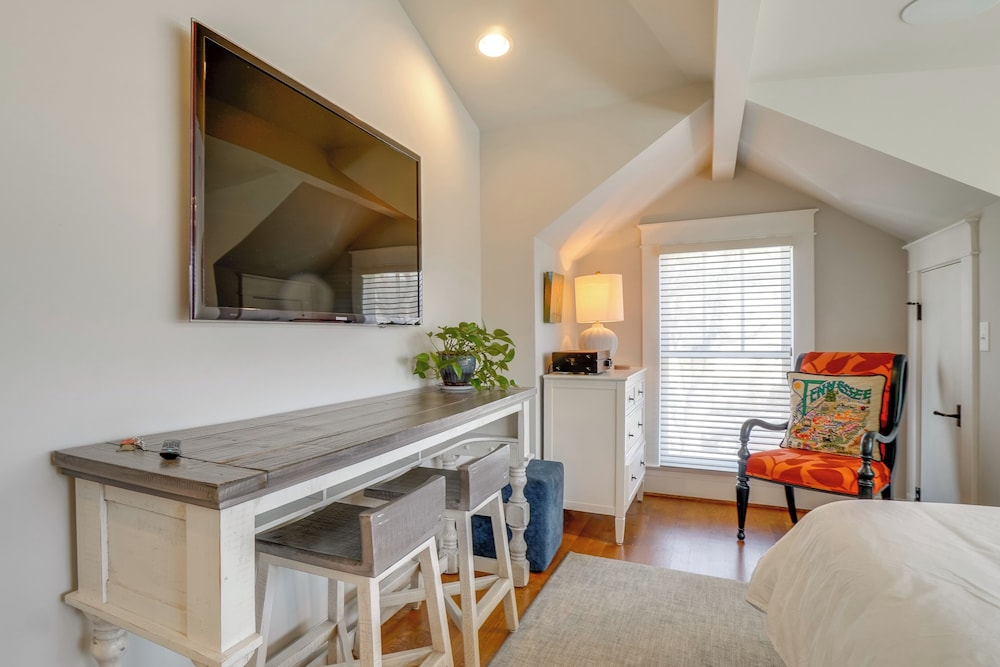 1 Mi to Centennial Park, Couple's West End Retreat