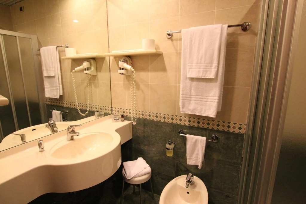 Mokinba Hotels King