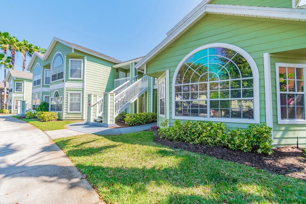 ​Near Theme Parks! 4 BR's, Sleeps 10! Gorgeous Home, Pool, Patio!