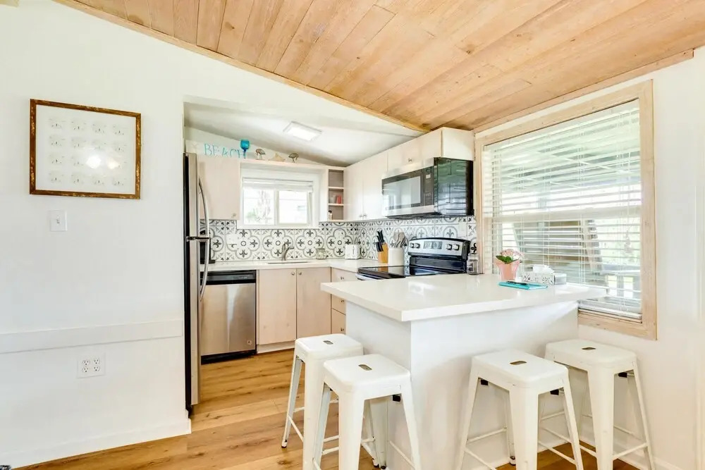 Cute Beach Bungalow Walk to the Beach