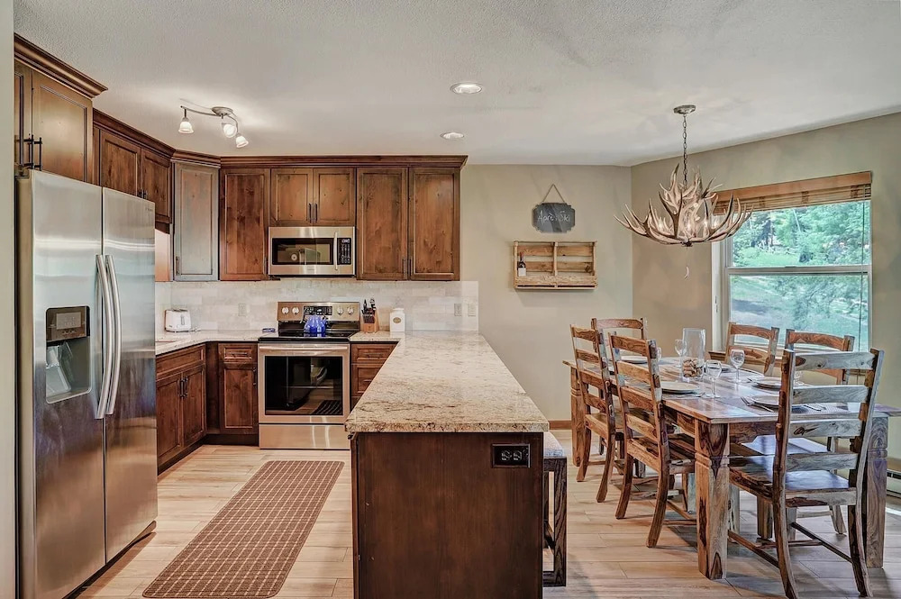 Tyra Summit A2A 3 Bedrooms 2 Bathrooms Condo