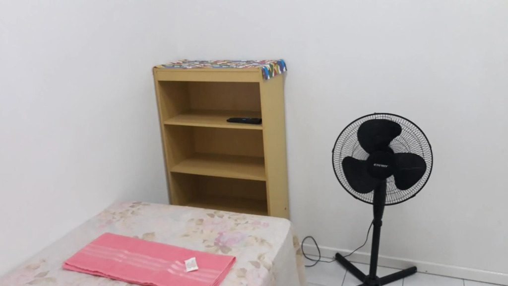 Apto 12 Kitnet pequena NOVA Térreo Ar Cond Microondas Frigobar Tv Banheiro Excelente para 1 pessoa Barato Centro Praia