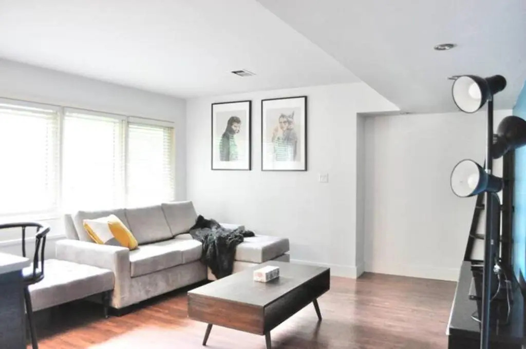 Cozy 1 BD Suite Centrally Located North Vancouver
