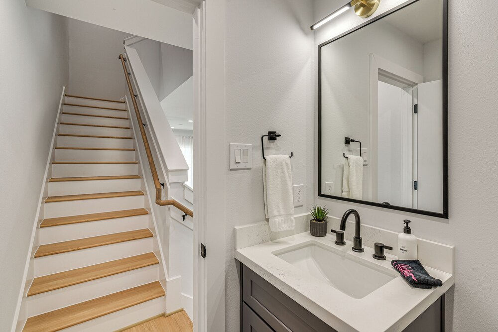 Sleek & Spacious! Prime Houston Home Near NRG