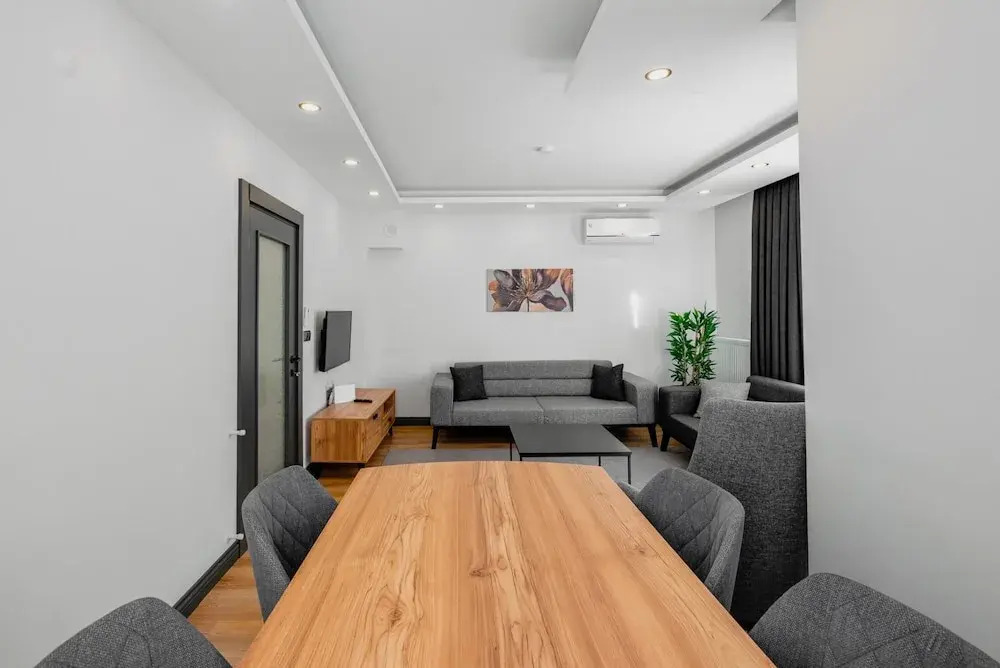 Central Flat w Balcony 5 min to Lara Beach