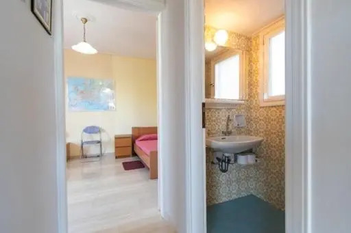 Lavish & Spacious APT with Stunning Seaview, 10 Min ATH Airport