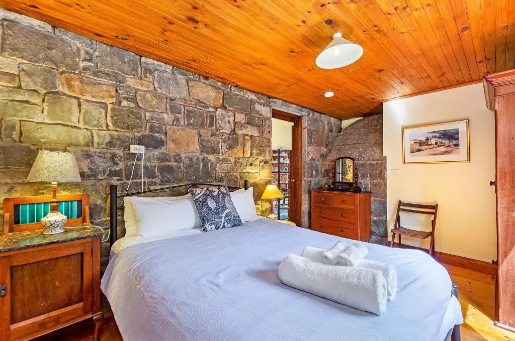 Breakfast Creek Cottage - Central bluestone cottage