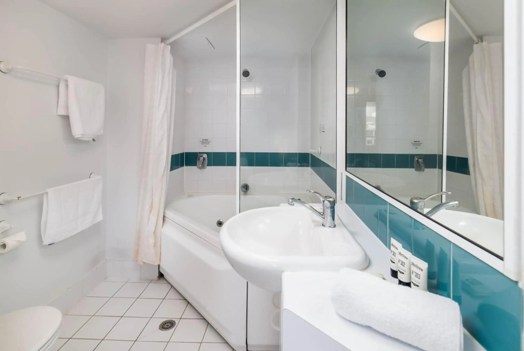 2BR 2Bath L8 Executive Apartment, in City Centre