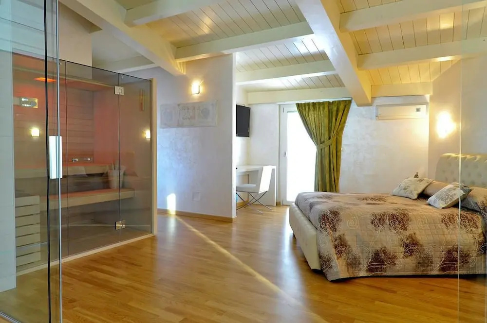 B&B Jolie center