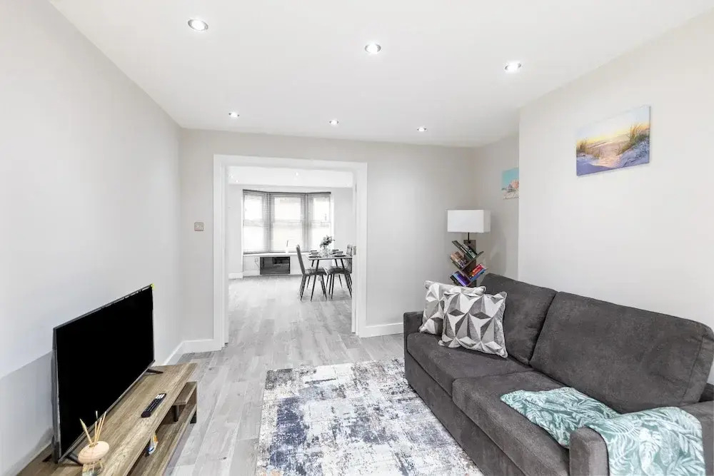 Spacious 2-floor Flat Near Weymouth Seafront