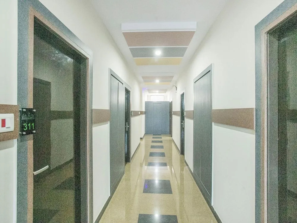 OYO 15352 Sahara Suites