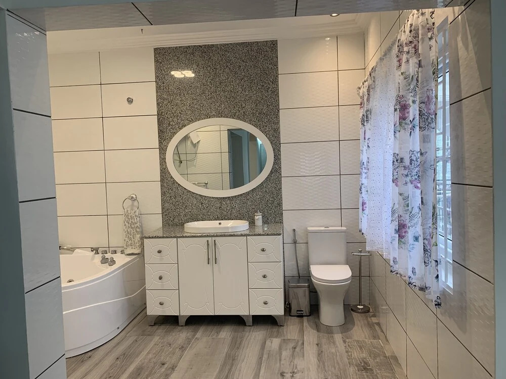 2 Bed Apartment Sleeps 4 - Jacuzzi, Parking, Wifi