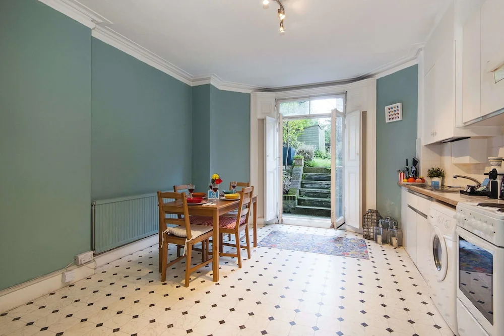 Bright Marloes Road Abode - CNRO
