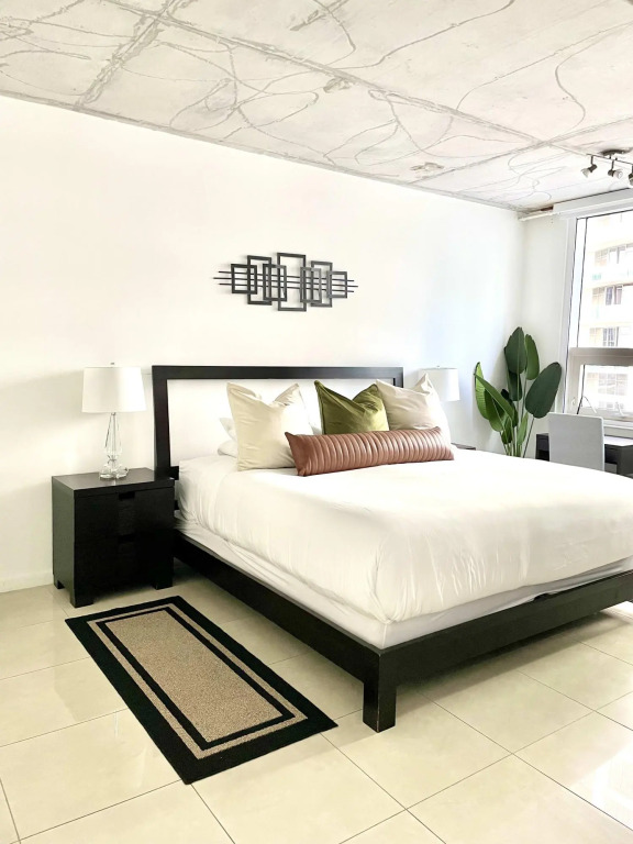 City Condo - In Midtown with pool and parking