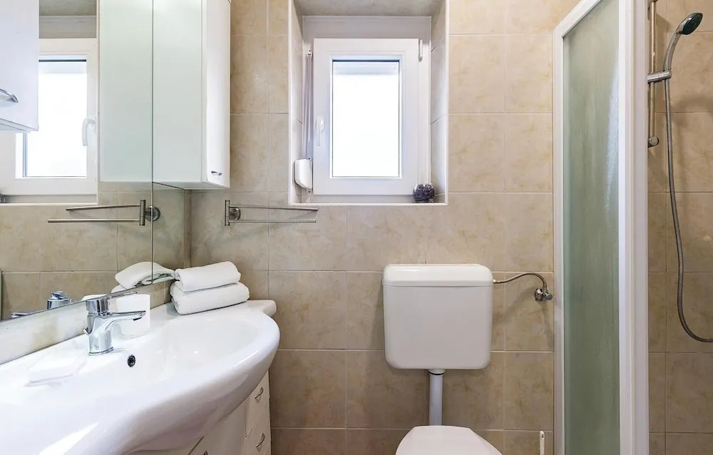 Stunning Home in Pula With Wifi and 5 Bedrooms
