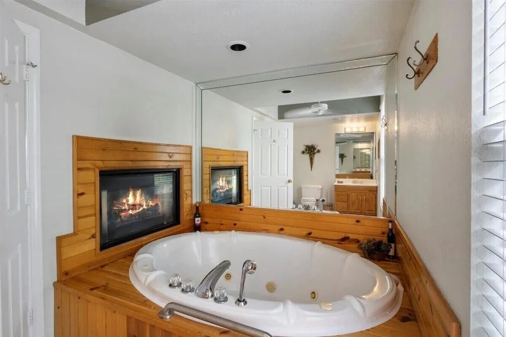 Lakeview Manor With Historic Charm and Serene Waters