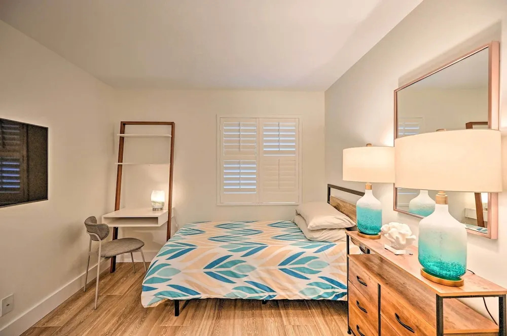 Luxe Naples Escape: Walk to Beach & Downtown!