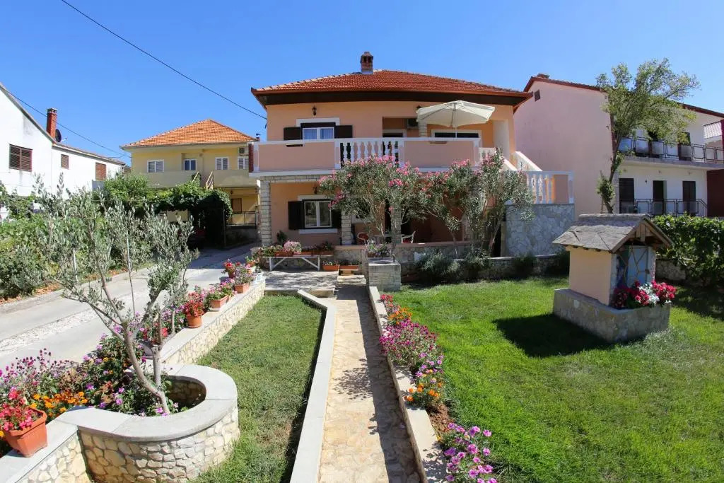 Apartment and Rooms Toka