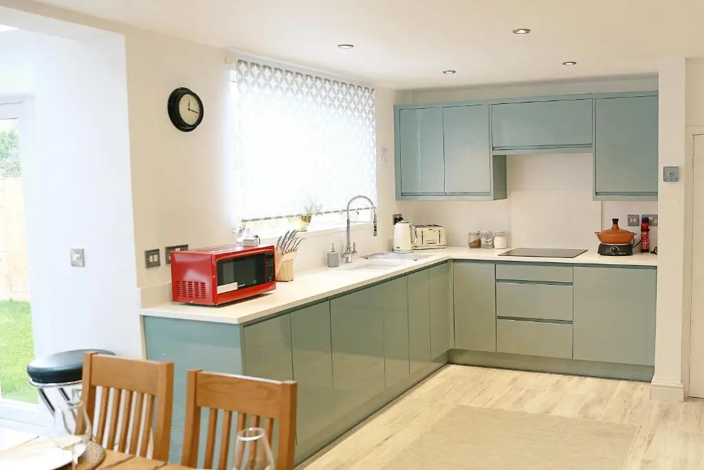 3BR House Sleeps 8 Close to Chester Zoo